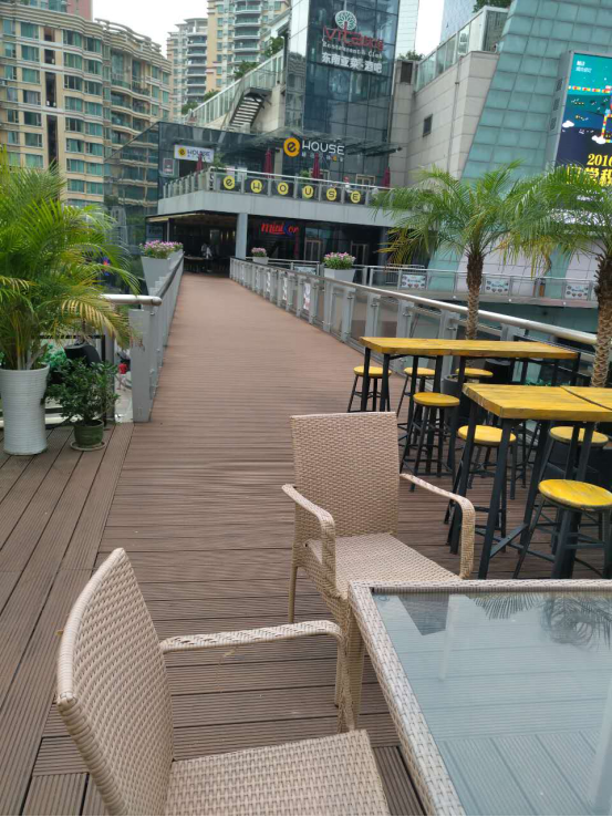 深圳福田购物公园的星空栈道与塑木地板